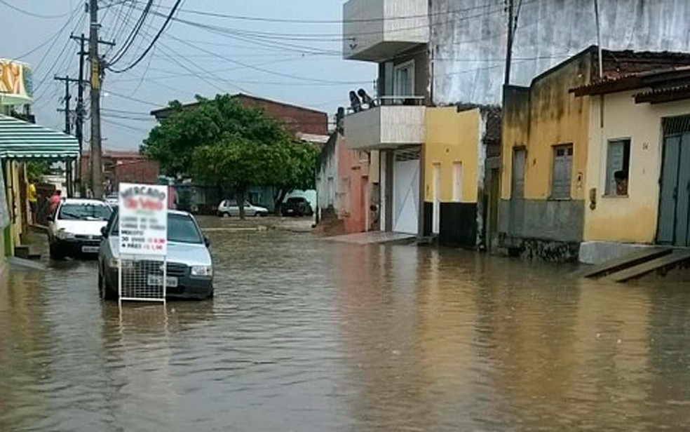 Prefeitura informou que em uma hora choveu o equivalente a 66% do que é esperado no mês de janeiro (Foto: Giro Ipiaú)
