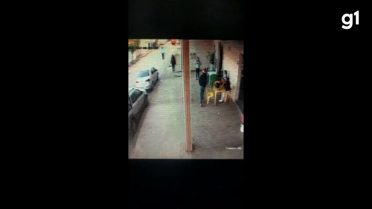 Câmeras flagram homens assaltando mulheres em Montes Claros; moto usada no roubo foi furtada pouco tempo antes do crime