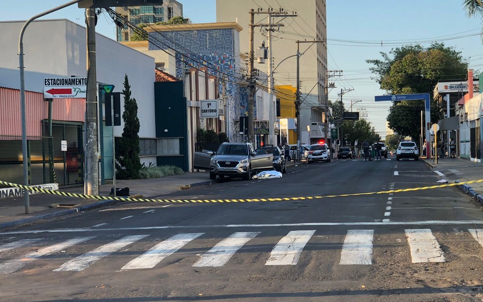 Ruas do Centro de Araçatuba (SP) foram interditadas após ataque de criminosos — Foto: Reprodução/TV TEM