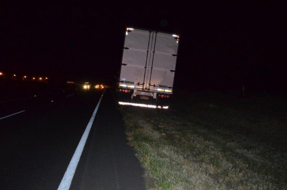 Motorista da carreta não teria visto veículo saindo da propriedade rural próximo a SP-294 (Foto: João Trentini / Rádio Tupã)