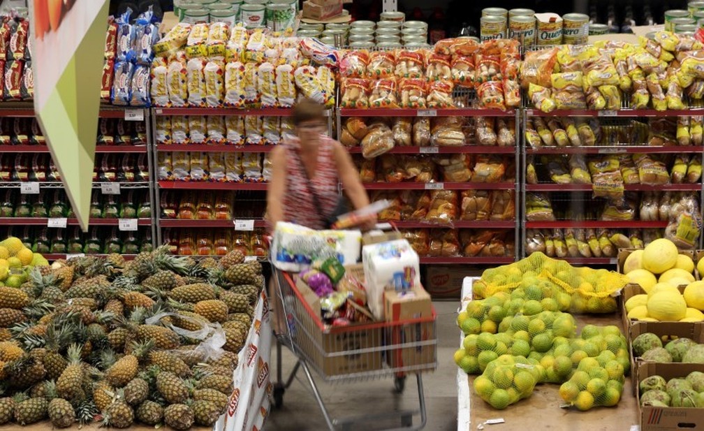 Comércio. Consumidora faz compras em mercado em São Paulo — Foto: Paulo Whitaker/Reuters