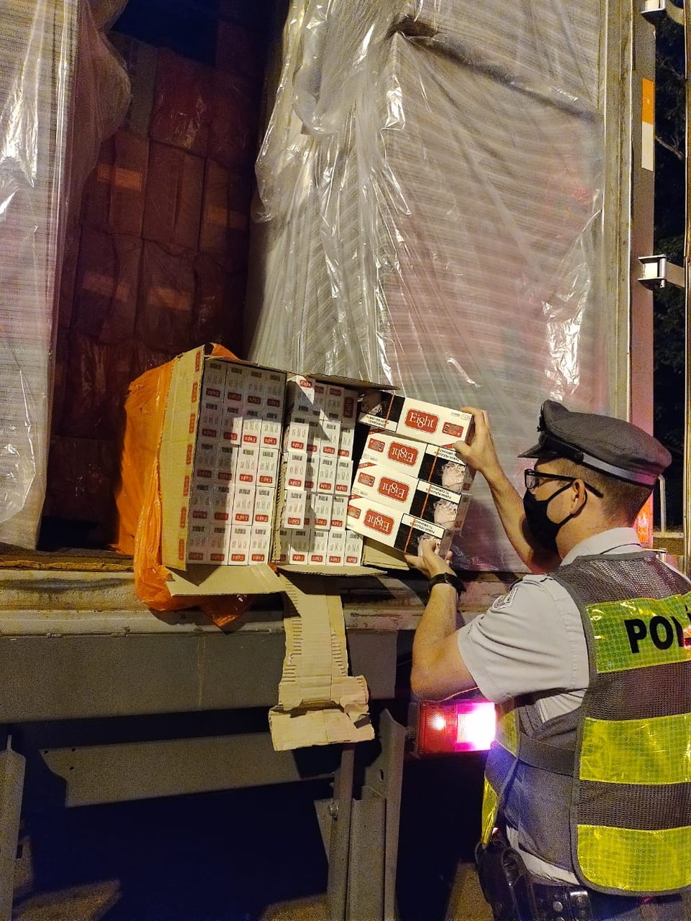 Cerca de 350 mil maços de cigarros foram apreendidos em Assis  — Foto: Polícia Rodoviária / Divulgação 