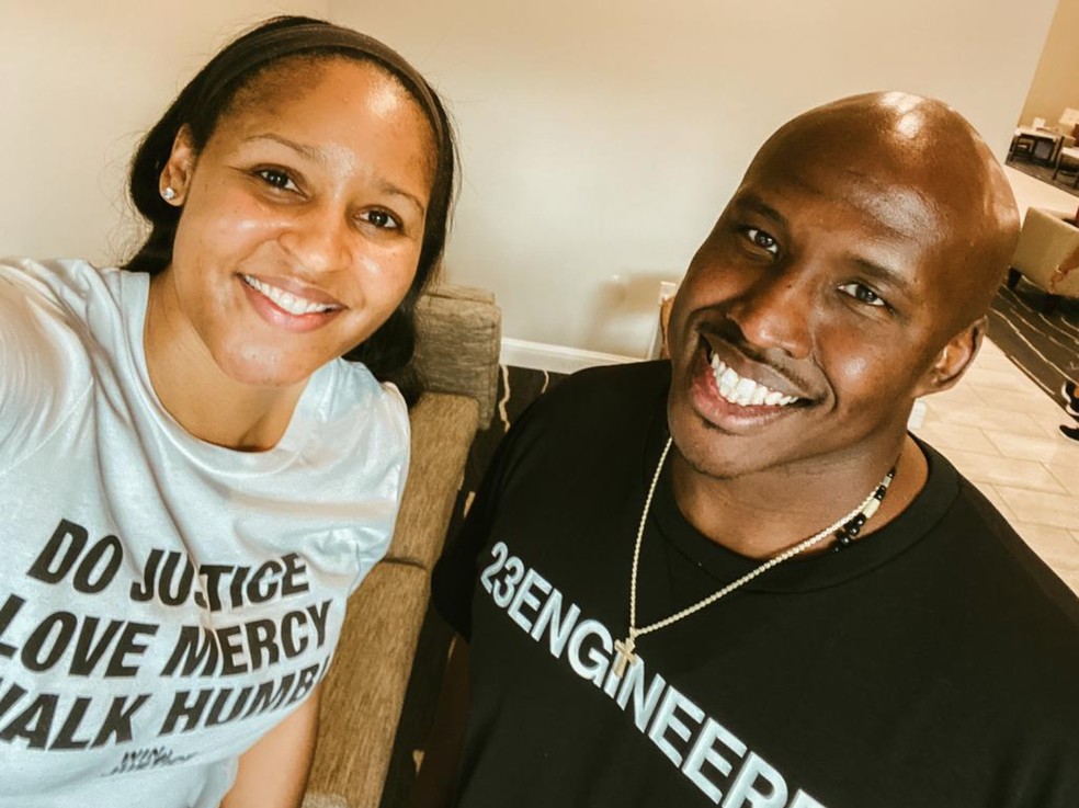 Felizes Para Sempre Apos Largar A Carreira Para Inocentar Jonathan Irons Maya Moore Casa Se Com Ele Basquete Ge
