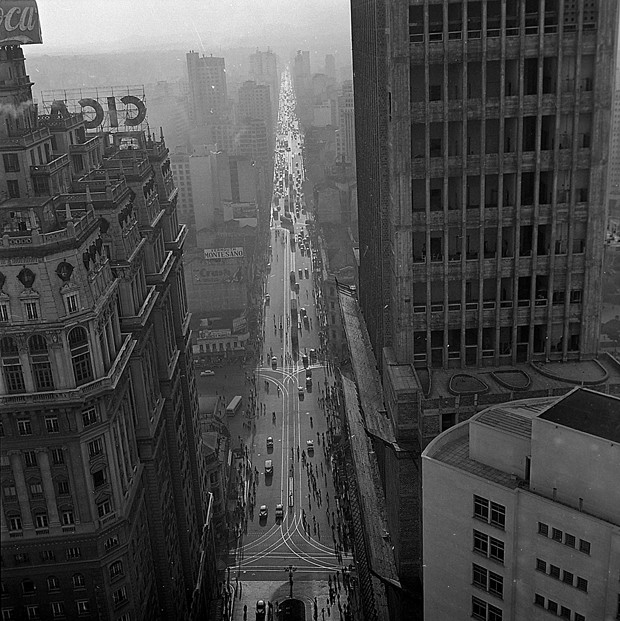 Vista da avenida São João, década de 1950, São Paulo (Foto: Chico Albuquerque/Convênio Museu da Imagem e do Som - SP/Instituto Moreira Salles)
