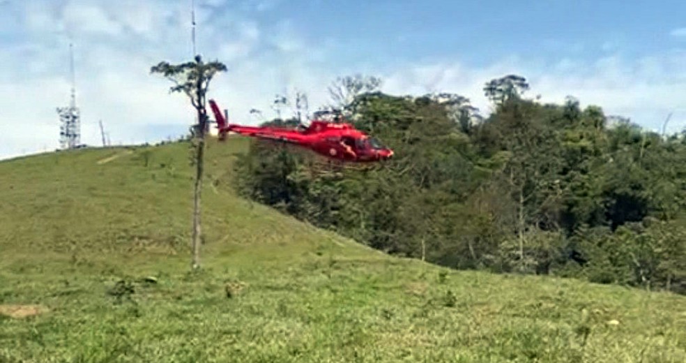 Bombeiros buscam piloto de parapente — Foto: Reprodução/TV Globo