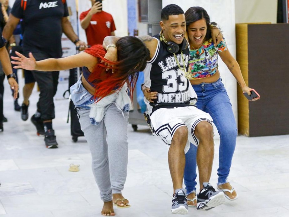 MC Poze causa alvoroço em aeroporto no Rio de Janeiro