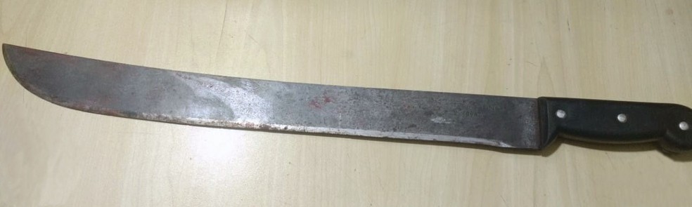 Facão com lâmina de 45 centímetros foi encontrado com manchas de sangue (Foto: Cedida/Polícia Militar)