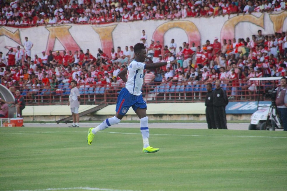 Allano comemora gol com a camisa do Bahia em cima do CRB — Foto: Douglas Araújo/CRB Oficial