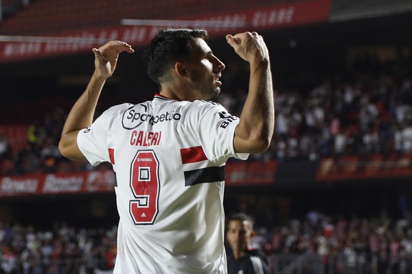 Os gols do artilheiro Calleri surgem como a esperança do São Paulo para conseguir a primeira vitória como visitante neste Brasileiro (Foto: Rubens Chiri/Saopaulofc.net)