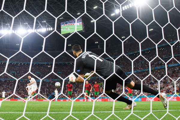 O gol de pênalti marcado por Benzema em Rui Patricio no empate de 2 a 2 entre França e Portugal pela fase de grupos da Eurocopa (Foto: Getty Images)