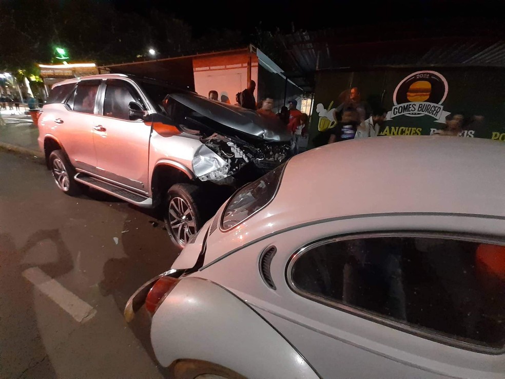 Carros foram atingidos em pelo menos 3 ruas de Santa Cruz do Rio Pardo — Foto: IBTV/ Doni de Oliveira 
