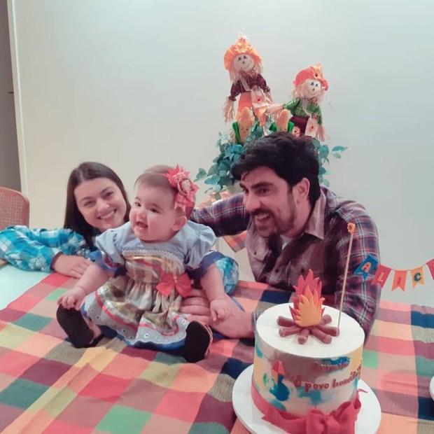 Marcelo Adnet e Patricia Cardoso celebram 7 meses de Alice com festa junina (Foto: Reprodução/Instagram)