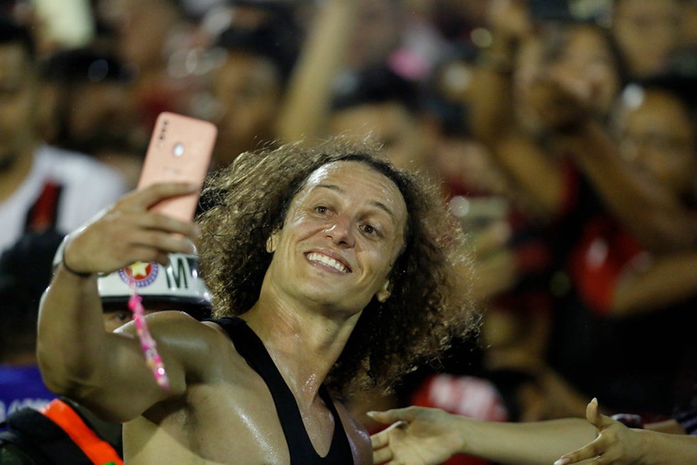 David Luiz tira uma das muitas selfies em Teresina — Foto: Gilvan de Souza / CRF
