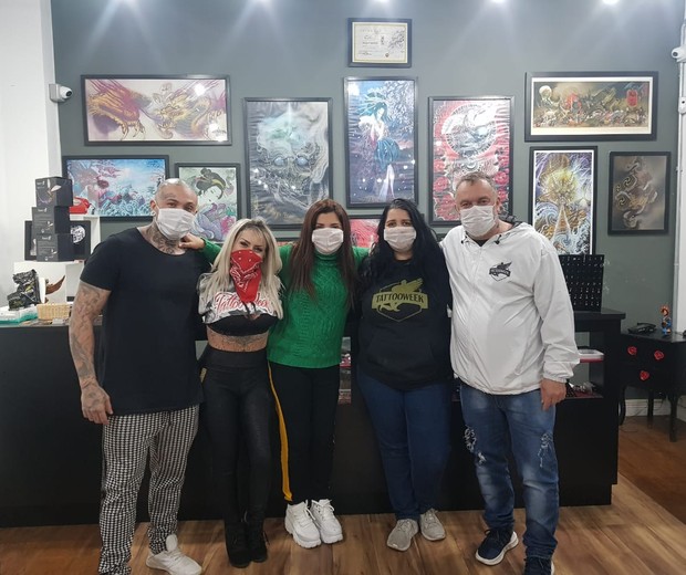 Mauro Piza, Cris Piza, Mara Maravilha, Esther Gawendo e Ênio Conte, donos do Klan Tattoo e Tattoo Week (Foto: Guimarães Assessoria/Divulgação)