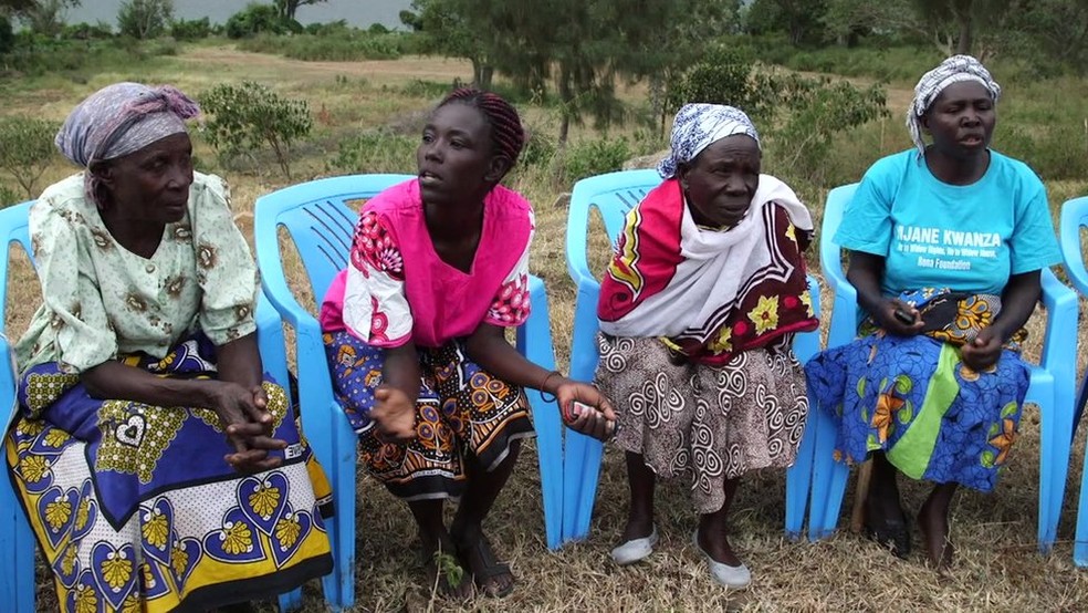 Grupo de mulheres se reúne contra tradição que prevê 'purificação' sexual para viúvas (Foto: BBC)