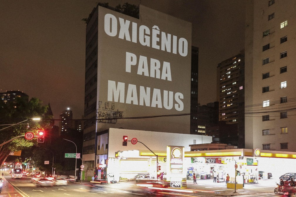 Projeção no centro da cidade de São Paulo, SP, com os dizeres ¨Oxigênio pra Manaus¨, no dia 14 de janeiro de 2021. — Foto: ALLISON SALES/FUTURA PRESS/ESTADÃO CONTEÚDO