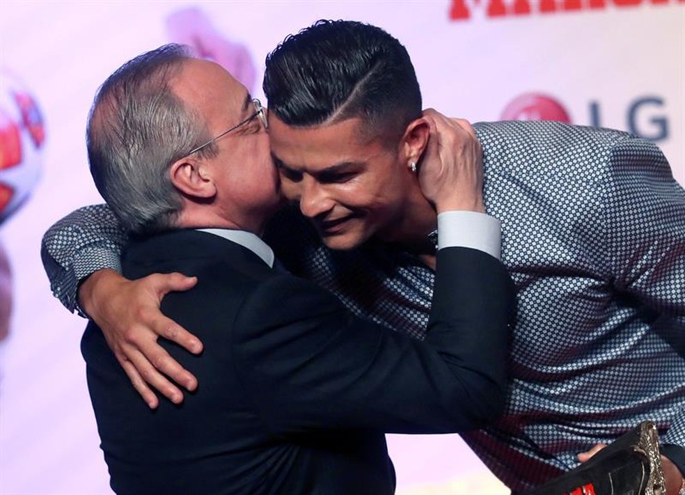 Cristiano Ronaldo cumprimenta Florentino Pérez na premiação do Marca — Foto: EFE/ Kiko Huesca