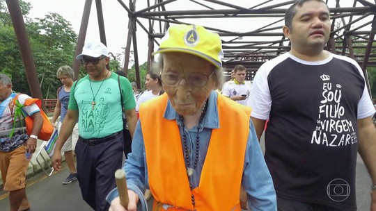 Italiana de 95 anos viaja o mundo a pé em romaria 