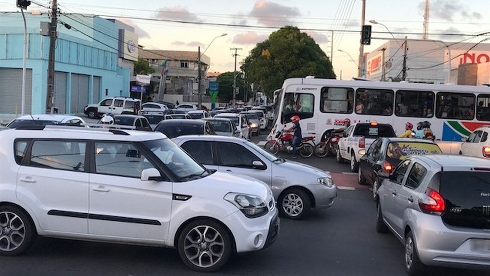 Semáforos apagaram após queda de energia no Nordeste e trânsito ficou congestionado em João Pessoa (Foto: Walter Paparazzo/G1)