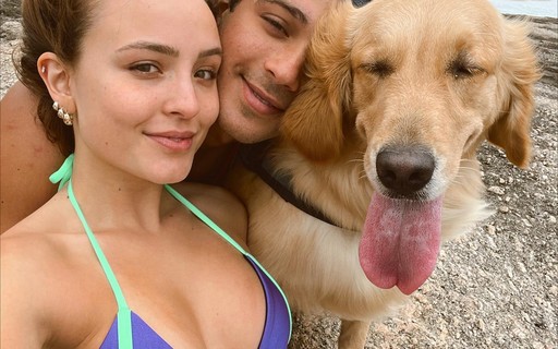 Larissa Manoela curte dia de praia com André Luiz Frambach e cachorrinha