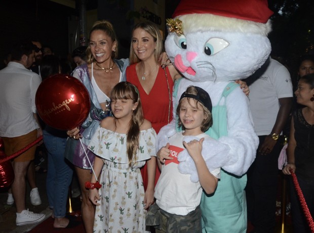 Ticiane Pinheiro e Adriane Galisteu com os filhos, Rafaella e Vittorio (Foto: AgNews)
