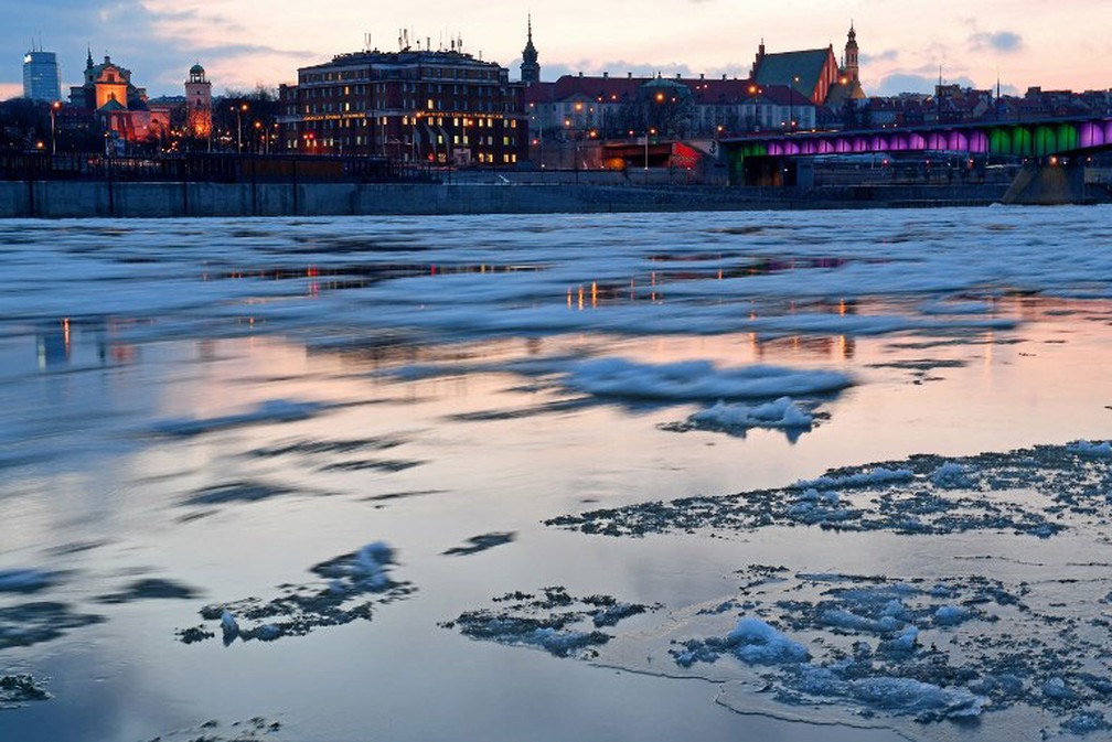  Rio que passa por Varsóvia, na Polônia, ficou parcialmente congelado  (Foto: Janek Skarzynski / AFP)