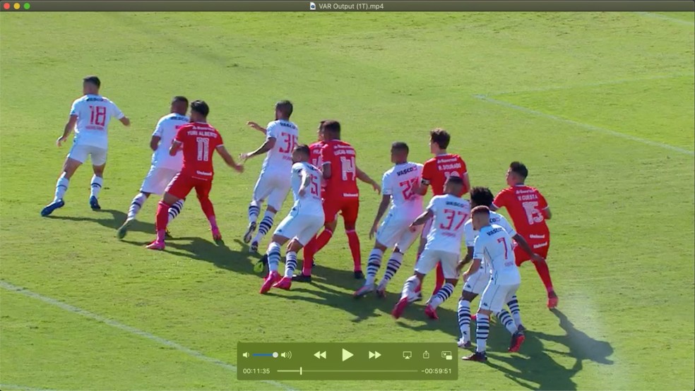 No VAR, um dos profissionais afirma que era preciso fazer uma "preventiva" em relação ao camisa 13 (Dourado) — Foto: Reprodução