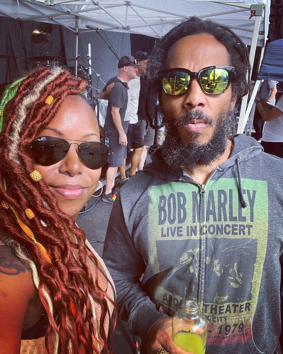 A ex-paquita Natasha Pearce com Ziggy Marley &mdash; Foto: reprodu&ccedil;&atilde;o/ instagram 