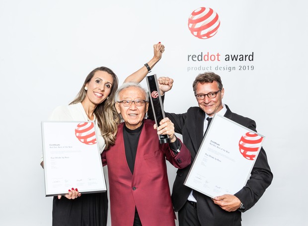 Ruy Ohtake recebe o prêmio Red Dot em cerimônia na cidade de Essen, na Alemanha, acompanhado da gerente de marketing da Roca Brasil, Aline Pereira (Foto: Divulgação)