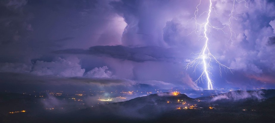 Uma tempestade de raios vista de Istria, na Croácia. Aquecimento global agrava ainda mais a frequência e a intensidade de eventos climáticos extremos