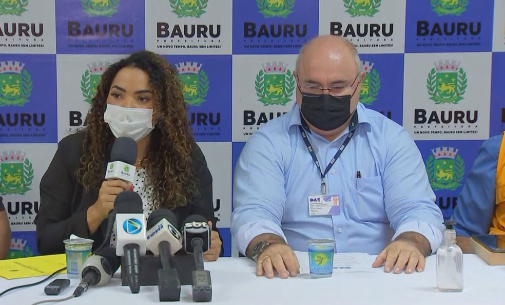 Prefeita de Bauru Suéllen Rosim ao lado de Marcos Saraiva, presidente do DAE, durante coletiva  — Foto: Reprodução/Tv Tem