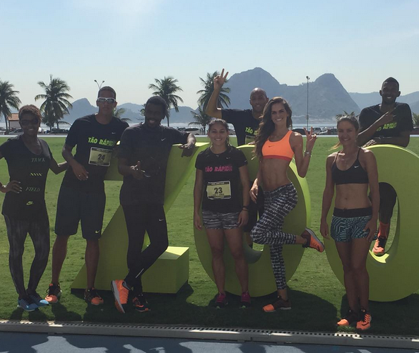 Izabel Goulart com os atletas Ana Lemos, Jefferson Liberato, Jorge Henirque Cides, Aldemir Junior e Fernanda Keller (Foto: Instagram/Reprodução)