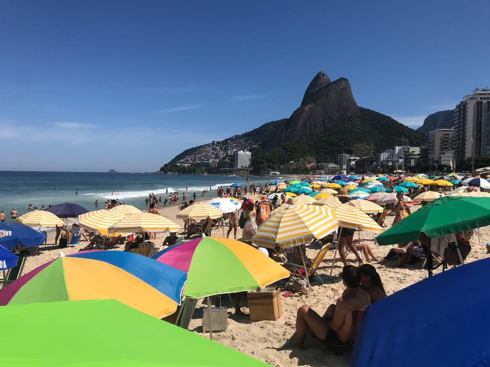 Praias lotadas na Zona Sul do Rio  — Foto: José Raphael Berrêdo/G1 