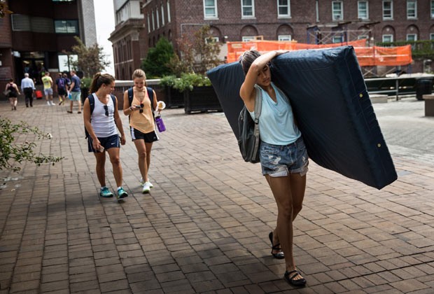 Emma Sulkowicz carrega colchão como alerta pela violência que sofreu no campus da universidade (Foto: Getty Images)