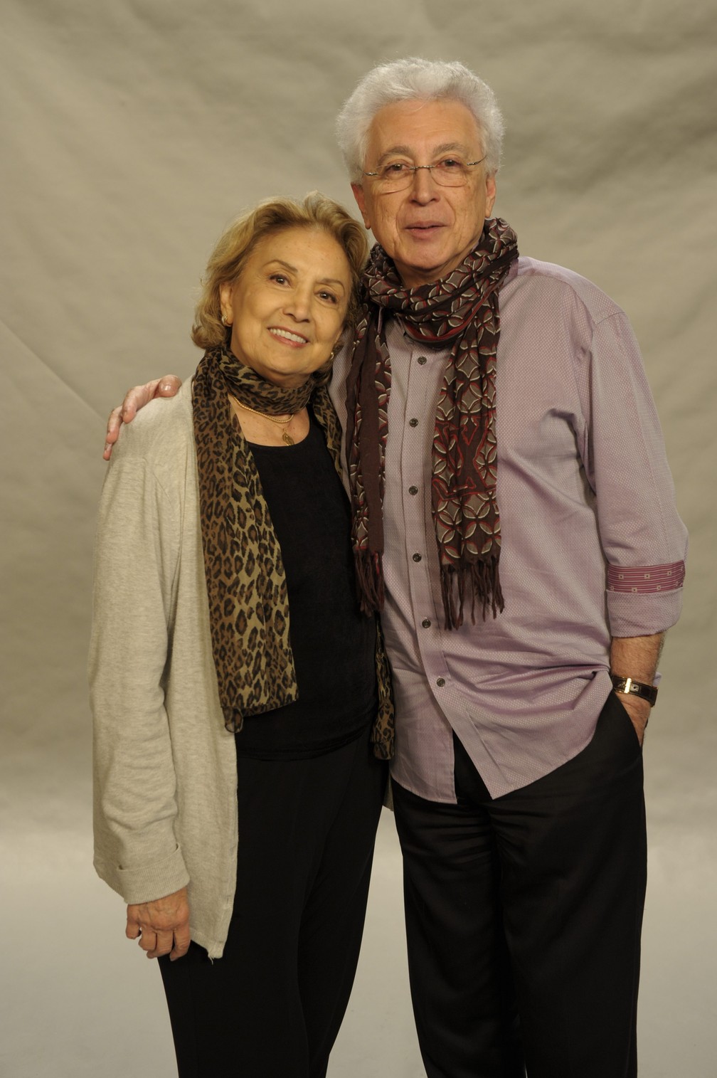Eva Wilma posa com o dramaturgo Aguinaldo Silva durante entrevista coletiva com a equipe da novela "Fina Estampa", de 2011 — Foto: Renato Rocha Miranda/Globo