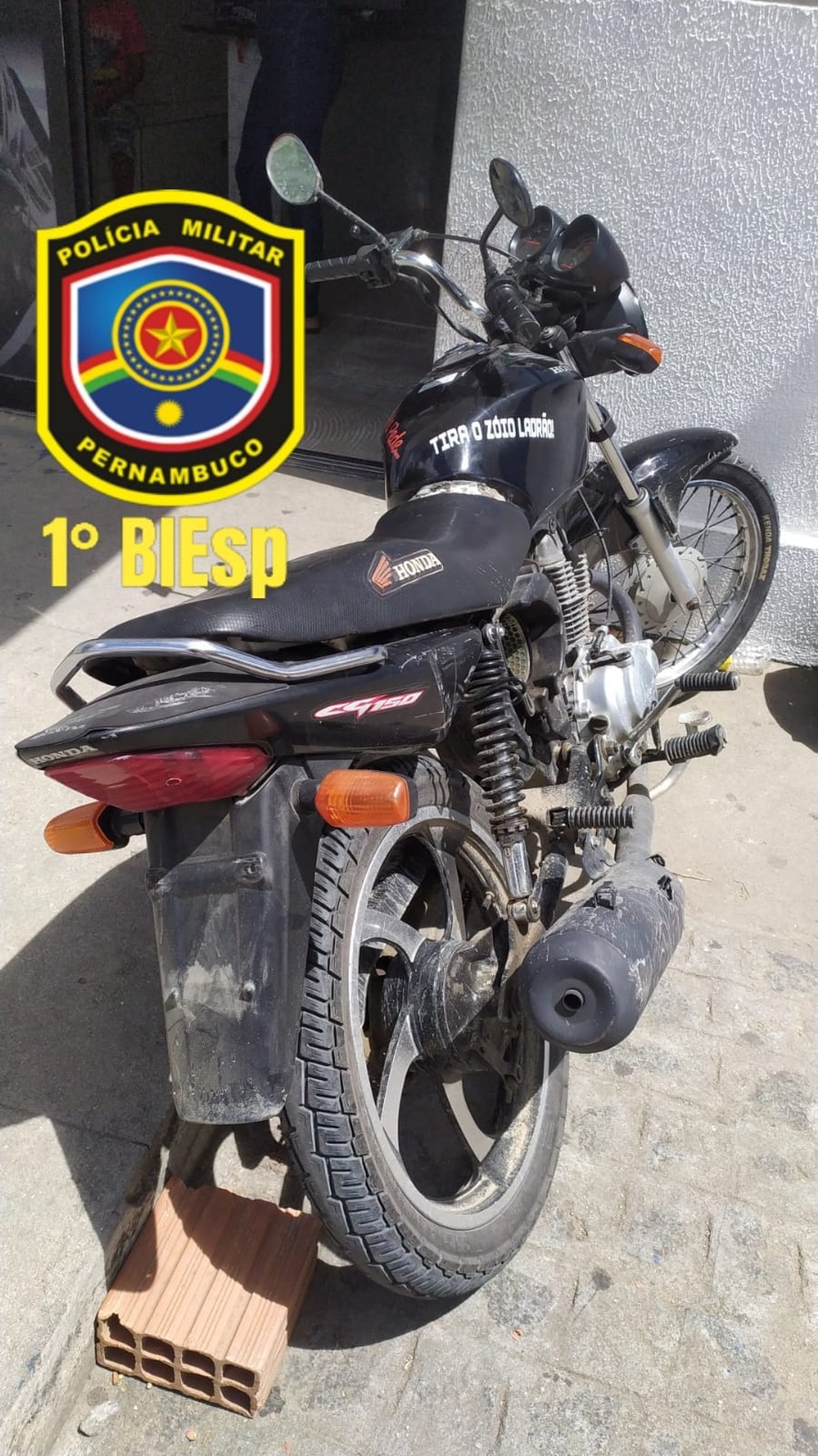 Moto apreendida pela Polícia Militar em Caruaru — Foto: Polícia Militar
