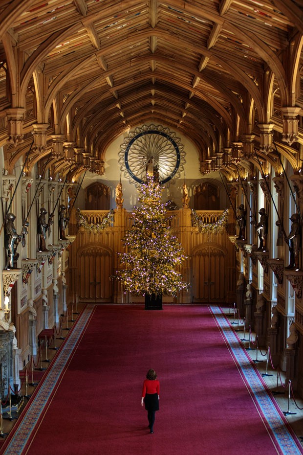 WINDSOR, ENGLAND - NOVEMBER 23: An employee poses with a 20ft Nordmann Fir tree from Windsor Great Park in St George's Hall which has been decorated for the Christmas period on November 23, 2017 in Windsor Castle, England. The Windsor Castle State Apartme (Foto: Getty Images)