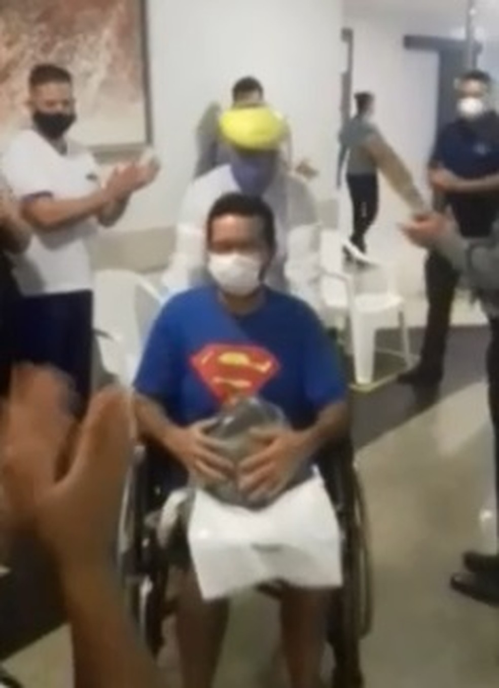 Paciente curado foi aplaudido ao deixar o hospital em Rondônia nesta segunda-feira (4). — Foto: Reprodução/Redes sociais