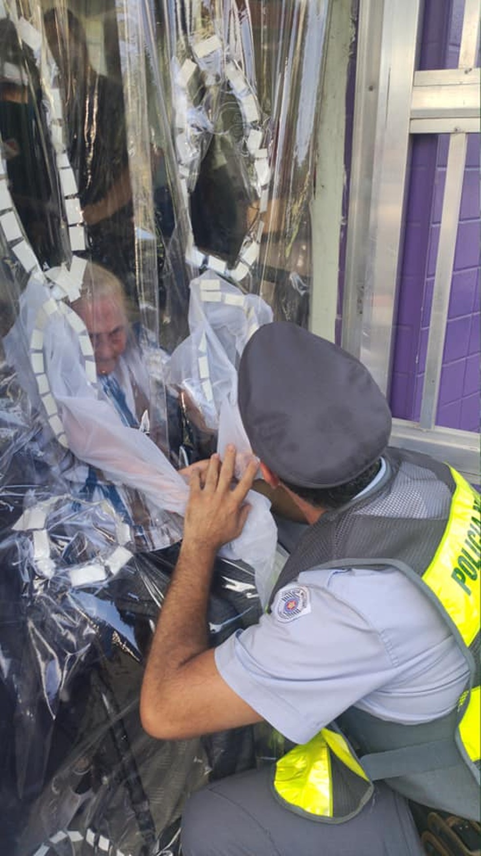 Com ação, idosos puderam ter contato com população após meses em Cubatão (SP) — Foto: Reprodução/Facebook