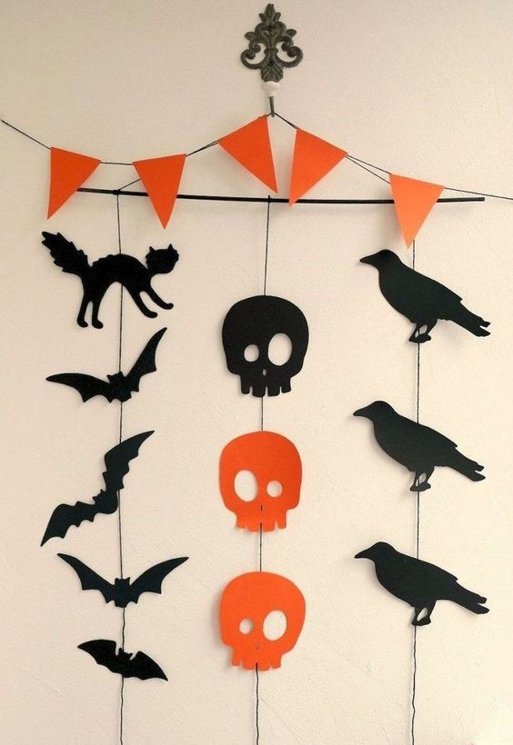 Bandeiras presas na parede são uma maneira criativa de decorar o ambiente no Halloween (Foto: Pinterest)
