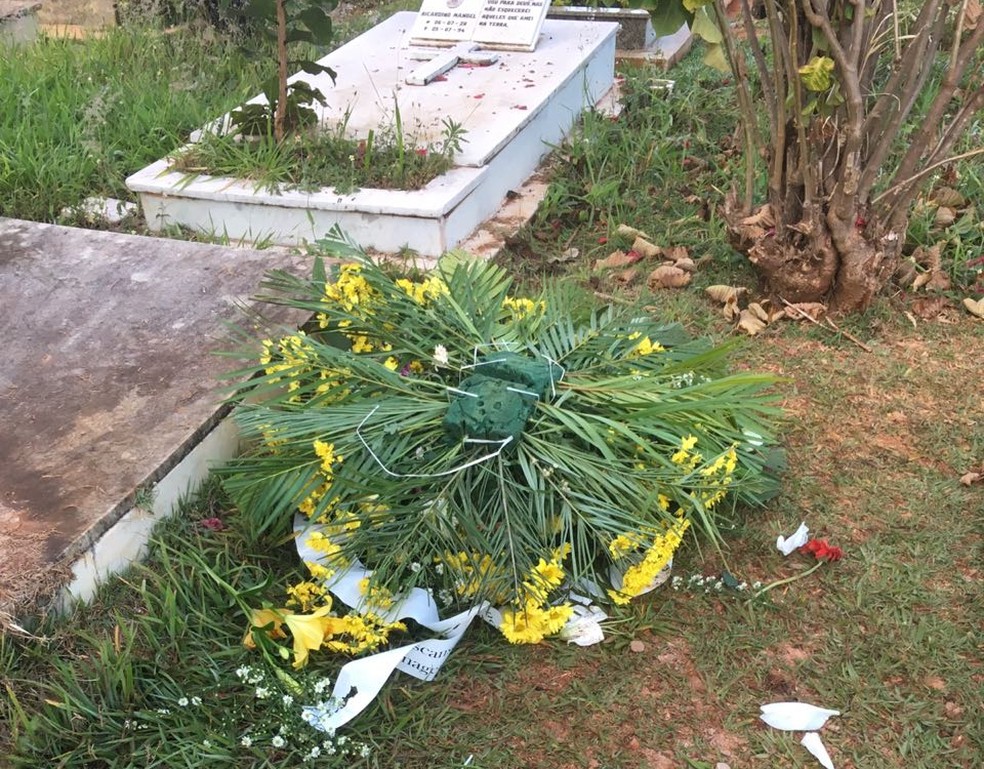 Coroa de flores vendida pelo ambulante (Foto: DivulgaÃ§Ã£o/PolÃ­cia Civil)