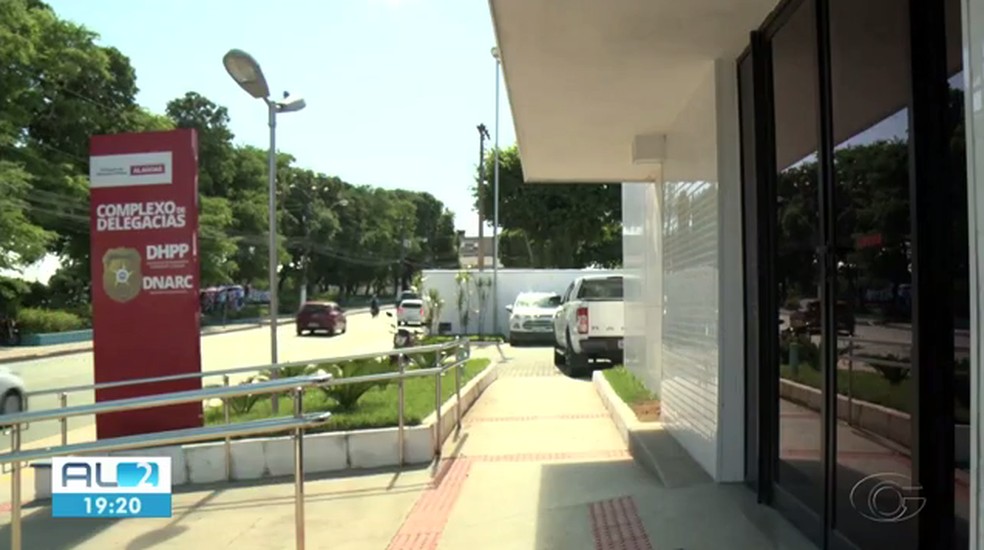 Vítimas fizeram o reconhecimento do suspeito na Delegacia de Homicídios de Maceió — Foto: Reprodução/TV Gazeta