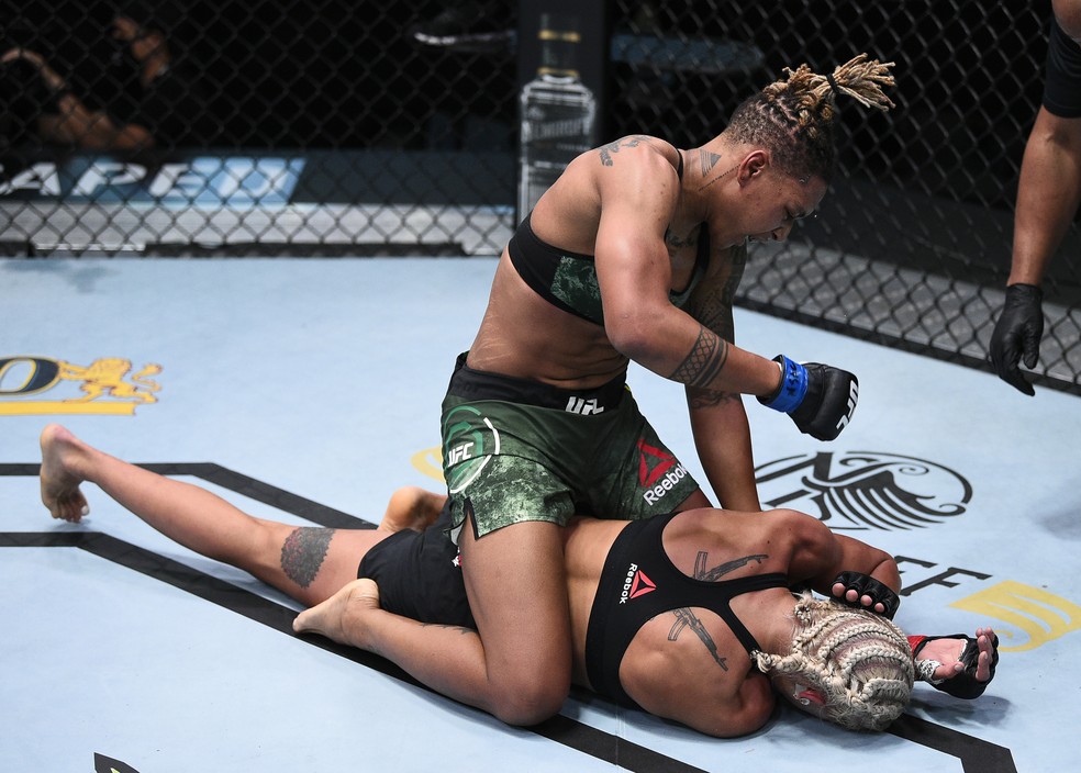 Shana Dobson encerra a luta contra Mariya Agapova no "UFC: Munhoz x Edgar" — Foto: Getty Images
