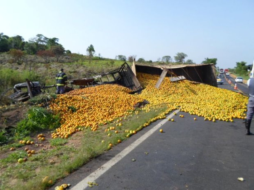 Caminhão estava carregado com laranjas  — Foto: Divulgação/ Polícia Rodoviária