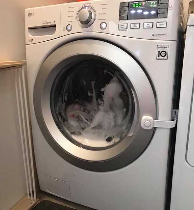 A máquina de lavar da família com a trava de segurança ativada, depois do acidente (Foto: Reprodução/ Facebook)