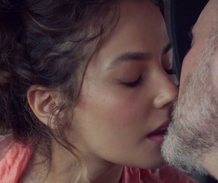 Cecília (Fernanda Marques) e Breno (Marco Ricca) se beijando em 'Um lugar ao Sol' | Reprodução