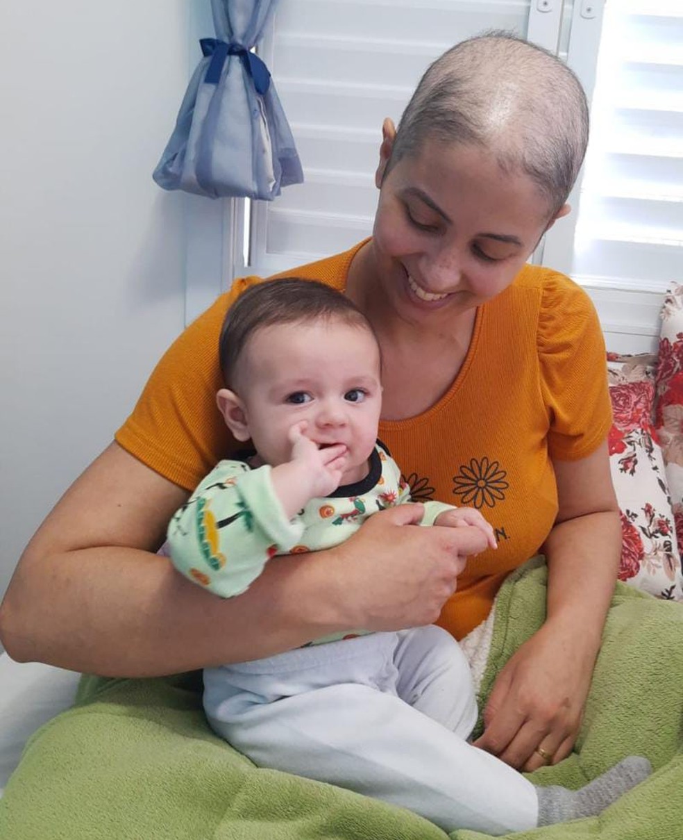 Letícia e seu filho em novembro de 2021— Foto: Arquivo Pessoal 