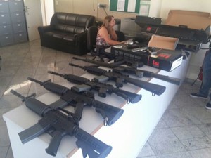 Seis armas eram de calibre 5.5 e outras seis de calibre 6 (Foto: Polícia Militar/Divulgação) Seis armas eram de calibre 5.5 e outras seis de calibre 6 (Foto: Polícia Militar/Divulgação)