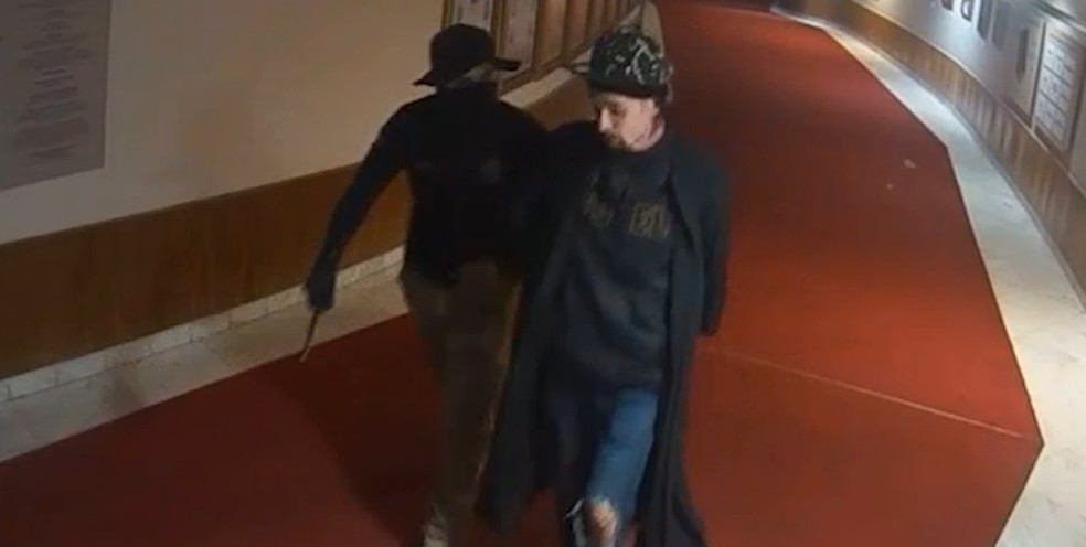 Homem vestido com toga de ministro do STF é detido durante ato golpista em 8 de janeiro — Foto: Reprodução