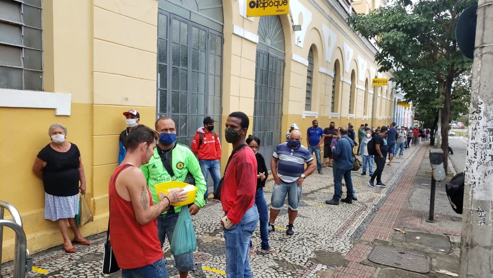 Fila no Shopping Oiapoque durante flexibilização do comércio em Belo Horizonte — Foto: Larissa carvalho/TV Globo